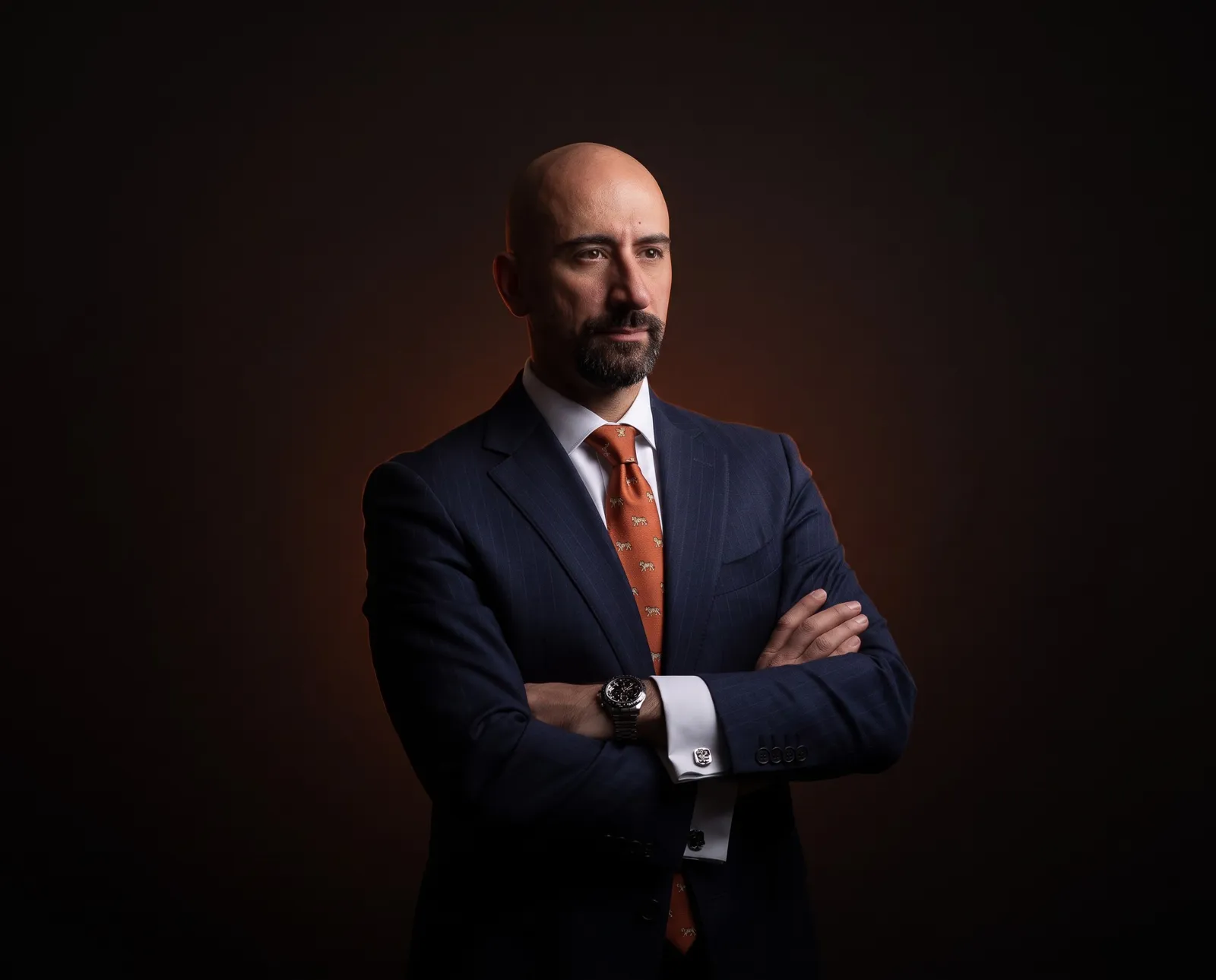 Jaime Tacher, autor del curso, con traje y corbata naranja