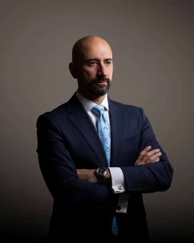 Jaime Tacher, autor del curso, de traje azul marino y corbata azul, con los brazos cruzados